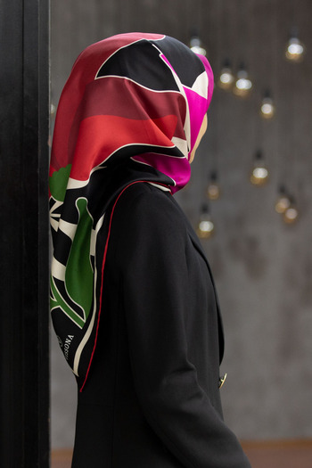 Vissona 100% twill silk leaves patterned red - pink colored 90x90 scarf sewing method: hand stitching