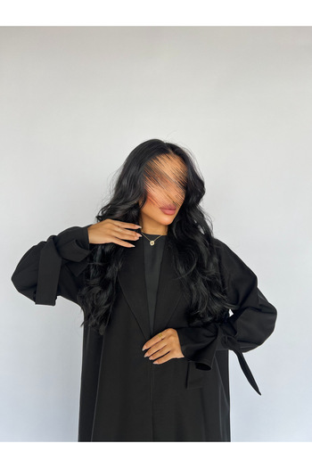 outline Practical black abaya made of rattan fabric, lined with brown silk fabric, with hidden pockets.