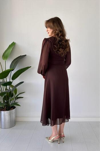 MaziButik Φόρεμα σιφόν με οβάλ πόρπη καφέ
