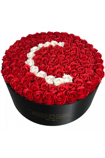 velve Aranjament floral personalizat cu litera, cutie rotunda neagra cu 125 trandafiri de sapun Litera C