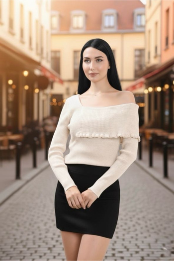 bohostyle Finely knitted sweater made of acrylic yarn, with an asymmetric neckline on the shoulder and a decorative ruffle