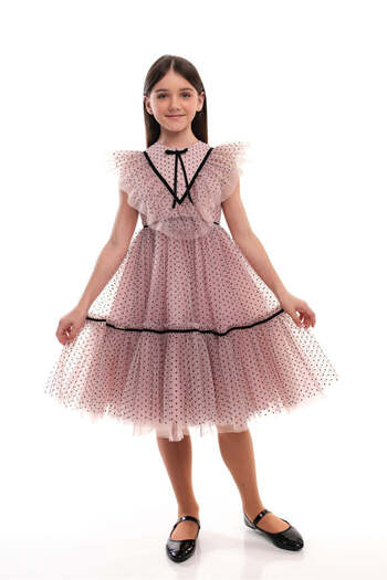 SOLLUXE ODALYS – Rochie eleganta din tulle fin cu volane, buline si panglici din catifea, roz prafuit, 152