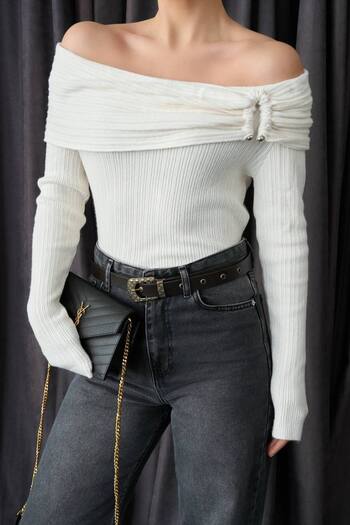 studio fashion 1988 Women's Off-The-Shoulder Madonna Collar Accessory Detailed Premium Sweater