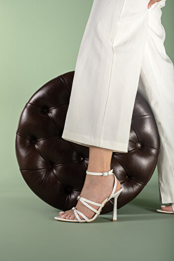 AYAKKABI PRENSİ Moyo White Patent Leather with Stone Buckle Detail
