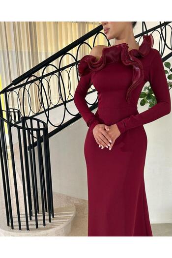 Al Jawhara Elegant multi-colored evening dress with a deep neckline and off-the-shoulder design