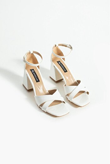 es exello Harper Cross-Strapped Low-Heeled White Patent Leather Shoes