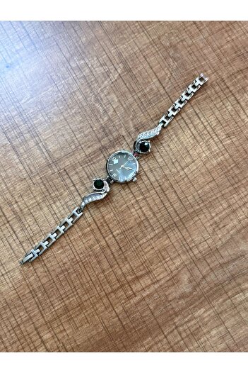 LOOQ Vintage Zircon Stone Detailed Women's Wristwatch