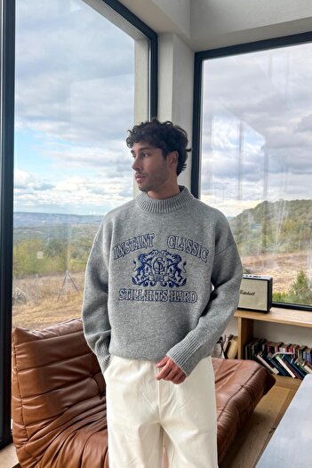 Flaw Wear Instant Classic Embroidered Gray Knit Sweater