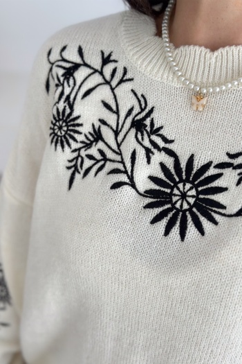 FEMELLE White Embroidered Oversize Knit Sweater Standard Size