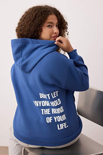 Trendyol Curve Blue Hooded Slogan Printed Knitted Oversized Sweatshirt Tbbaw26Ao00015