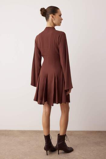 Trendyol Collection Καφέ φορέματα με κοντό/μίνι υφαντό φόρεμα με λεπτομέρεια με κορδόνια που δένουν τη μέση TWOAW26EL00186
