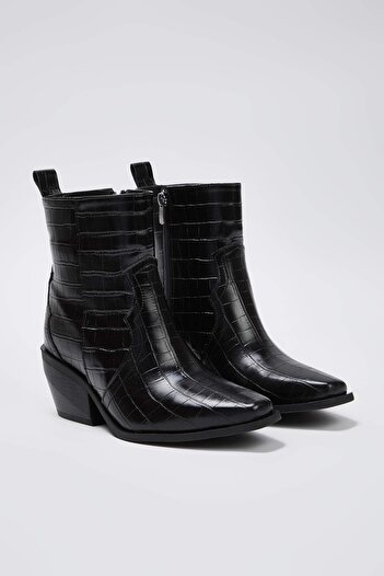 TRENDYOL SHOES Γυναικείες μπότες με μαύρο μυτερό μπλοκ με τακούνι 
 ΤΑΚΑ26ΒΟ00072