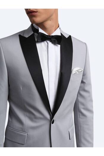 Kip Σετ φορέματος σμόκιν σε ανοιχτό γκρι Slim Fit Butterfly Collar