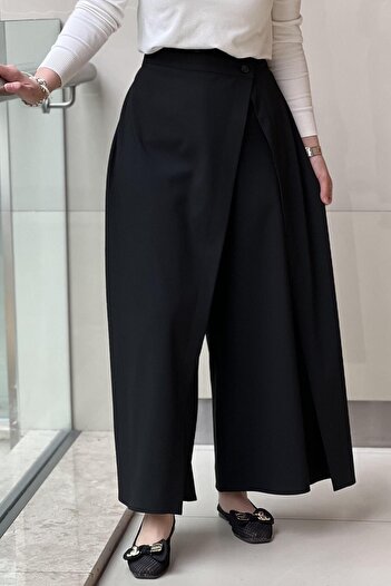 Ghisa Cloth Piece Detailed Pants with Flap