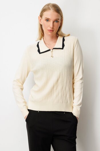 On Fashion Knitwear Sweater with Neck Accessory Detail -65363