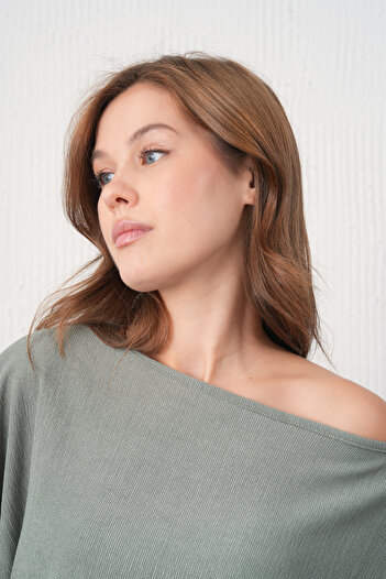 barış sülün lovebox Women's Wide Collar Bat Sleeve Design Green Crop Blouse 13988