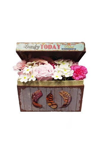 velve Aranjament floral in cutie tip cufar cu trandafiri, hortensii si garoafe din sapun, roz-alb