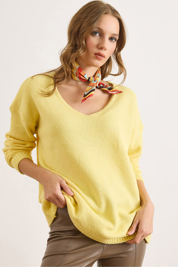 Olalook Women's Light Yellow V-Neck Soft Textured Knitwear Sweater Kzk-19000598