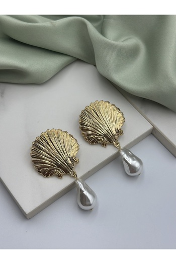 Unzilee Gold Detailed Oyster and Pearl Design Brand Model Dangle Women's Earrings