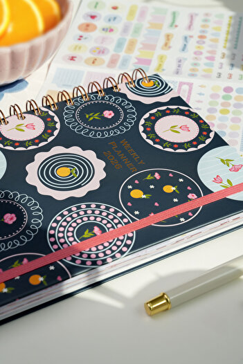 Matt Notebook 2026 Yılı A5 Haftalık Ajanda Spiralli 15x21 cm - 12 Aylık - Motivasyon Sayfalı Çiçekle