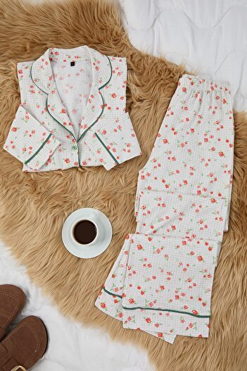 Trendyol Collection Mintfarbenes Pyjama-Set aus 100 % Baumwolle mit floralen Paspeln THMAW25PT00202