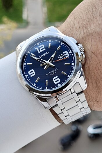 Casio Men's Wristwatch with Navy Blue Dial and Silver Corodnu