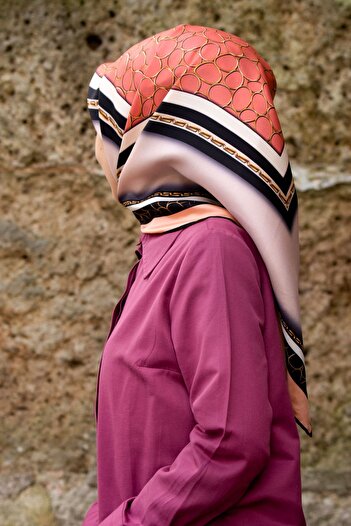 Vissona 57% Silk 43% Viscos Twill Silk Gold Ring Patterned Pomegranate Flower - Black Color 90X90 Scarf Planting Shape