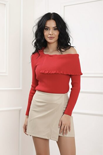 bohostyle Finely knitted sweater made of acrylic yarn, with an asymmetric neckline on the shoulder and a decorative ruffle