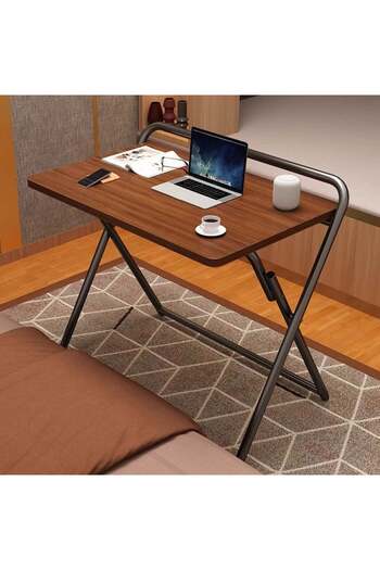 Un A smart and practical folding desk table, suitable for everyday use, whether for work or study.