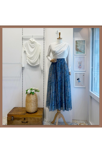 Faya Boutique Fusta din șifon albastru deschis cu model șal