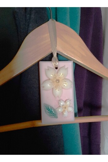 ArtINA esmaraldchic Sakura closet air freshener with essential cherry blossom fragrance, hand-decorated and painted, natural wax