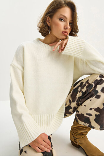 Bianco Lucci Women's Soft Crew Neck Oversize Knit Sweater 60282032