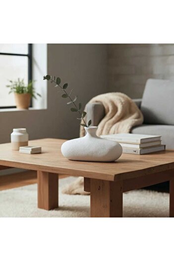 Casco Flat ceramic vase with a modern touch