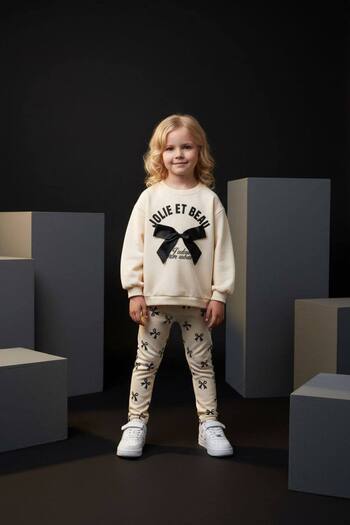 Uğur bebe The Most Trendy Model of the Season Is a Girls' Set with a Three-Thread Sweatshirt Without Sharding and Leggings with a Bow Pattern.
