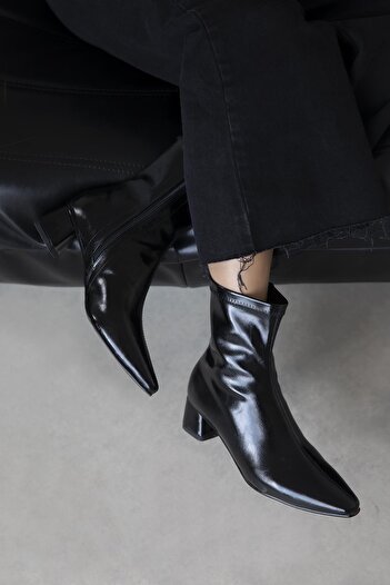 STRASWANS Amor Women's Blunt-Toe Wrinkled Leather Boots Black