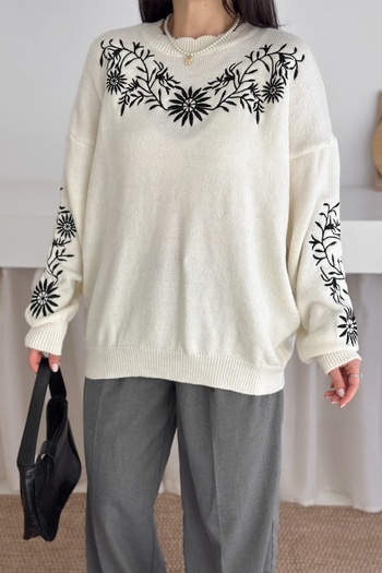 FEMELLE White Embroidered Oversize Knit Sweater Standard Size