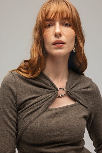 Saade Brown Women's Low-Cut Long Sleeve Knitwear Blouse with Metal Accessories
