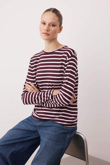 Trendyol Collection Πλεκτό μπλουζάκι με λαιμόκοψη με ρίγες σε χρώμα Plum-Ecru, κανονικό/κανονικό πλέγμα TWOAW23TS00002
