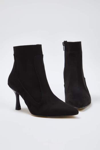 TRENDYOL SHOES Μαύρες σουέτ γυναικείες μπότες με λεπτό τακούνι με μυτερή μύτη TAKAW26BO00081