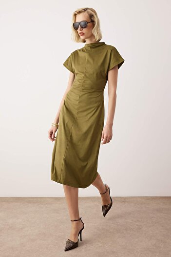 Trendyol Collection Χακί ίσιο φόρεμα με κορδόνια με κορδόνια σε μήκος μίντι σε γραμμή Α/καμπάνα, πλεκτό φόρεμα TWOAW26EL00297