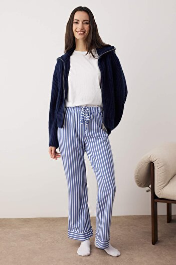 Trendyol Collection Pyjamahose aus 100 % Baumwolle mit weißen und blauen Streifen – THMAW24PJ00001