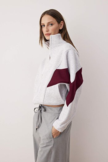 Trendyol Collection Gray Melange Burgundy Color Block Zippered Stand Collar Oversize Bomber Knitted Sweatshirt Twoaw26Sw00037