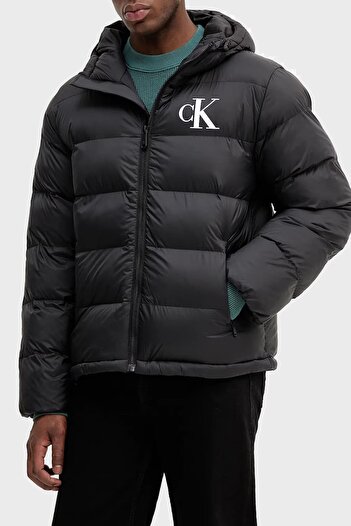 Calvin Klein Erkek Normal Kalıp Dik Yaka Monogram Aplikeli Şişme Mont - Siyah