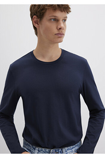 Mavi Langärmliges marineblaues Basic-T-Shirt mit taillierter Passform 062477-27308