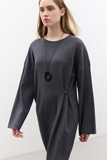 Manuka Anthrazitfarbenes Strickkleid zum Binden