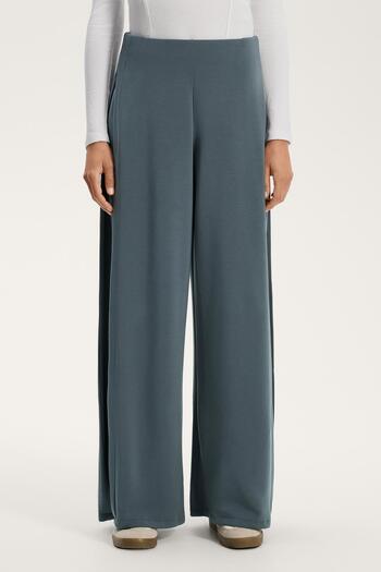 Oysho Wide leg side-pleated trousers with soft-touch modal.