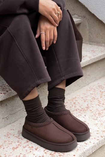 Shoeberry Papuci plati din piele intoarsa scurti cu blana maro Uggps pentru femei
