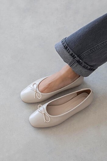 STRASWANS Galo Women's Bow Detail Wrinkled Leather Ballerinas Beige