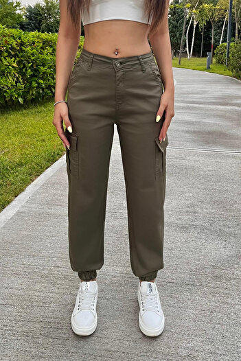 BİKELİFE Khakifarbene Hose aus Gabardine-Stoff mit Cargotaschen