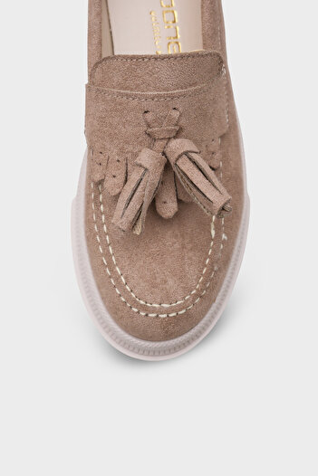 Capone Outfitters Ashlee Oval Toe Tasseled Trak Sole Suede Women's Loafer